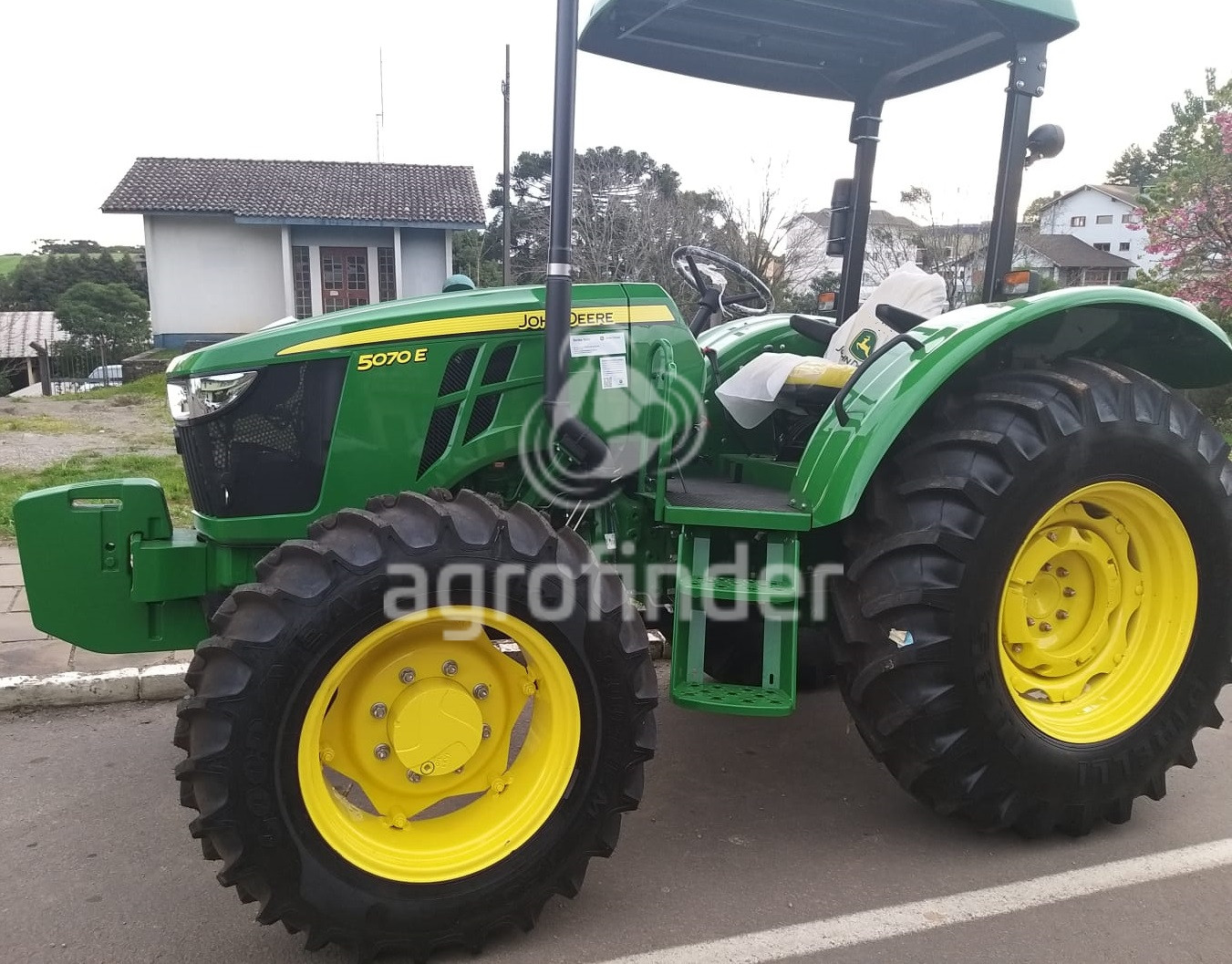 Trator John Deere 5070 E ano 2022