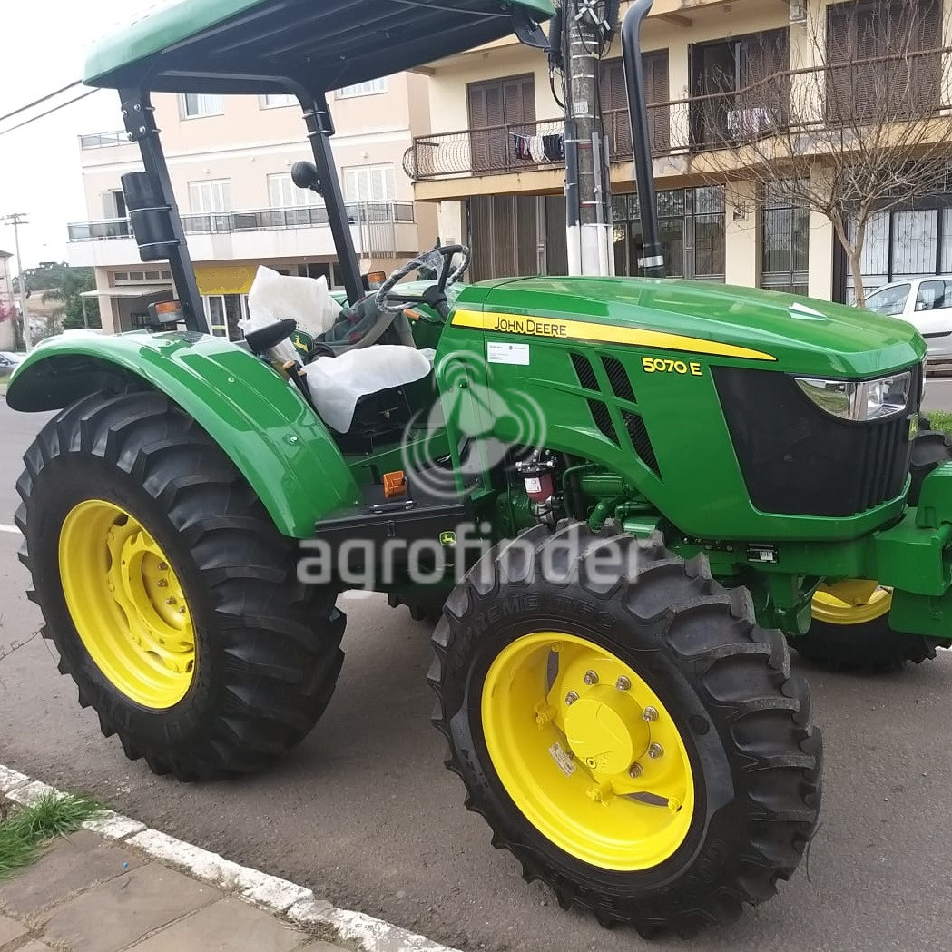 Trator John Deere 5070 E ano 2022 - Imagem 2