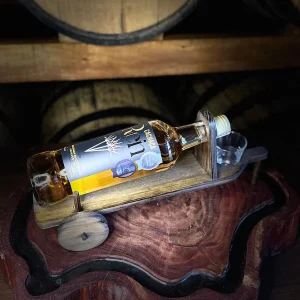 Carroça em Madeira com Rein Cachaça Ouro e Copo