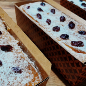 Bolo de baunilha, chocolate branco e cranberrys