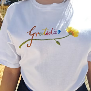 Camiseta Gratidão tecido fio 40 tamanho P tradicional bordada à mão