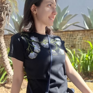 Camiseta babylook Calliandra Branca tecido fio 40 – Tamanho P bordada à mão