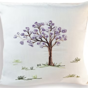 Capa de almofada Ipê Roxo – 45×45 bordada à mão