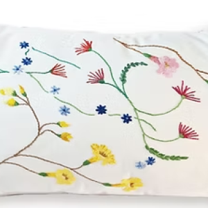 Capa de almofada Flores do Cerrado – 30×50 bordada à mão