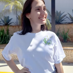 Camiseta babylook Capim Estrela tecido fio 40 – Tamanho P bordada à mão